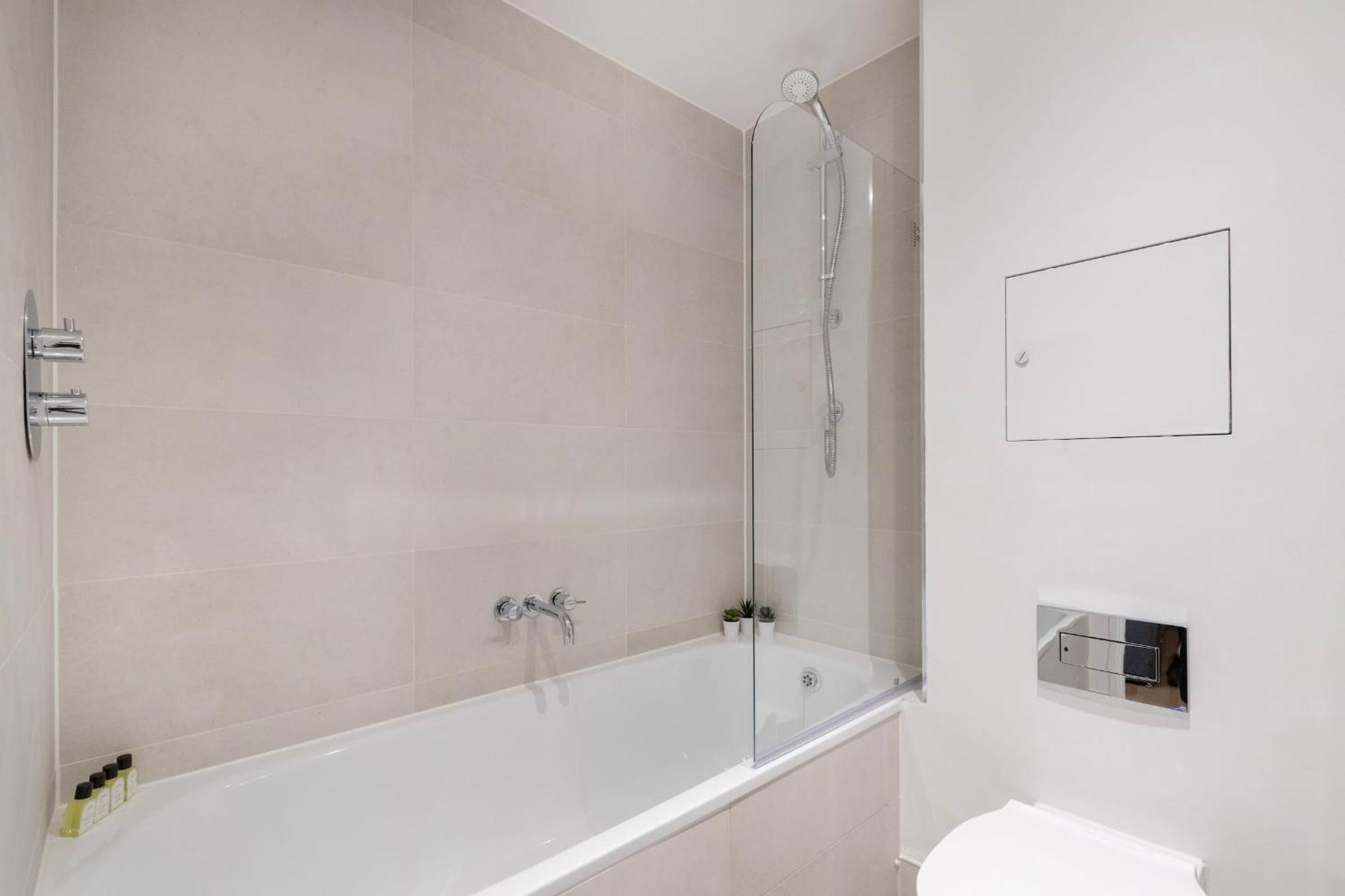 Fitzrovia & Soho - 2Br With Balcony - Cityapartmentstay Londra Esterno foto