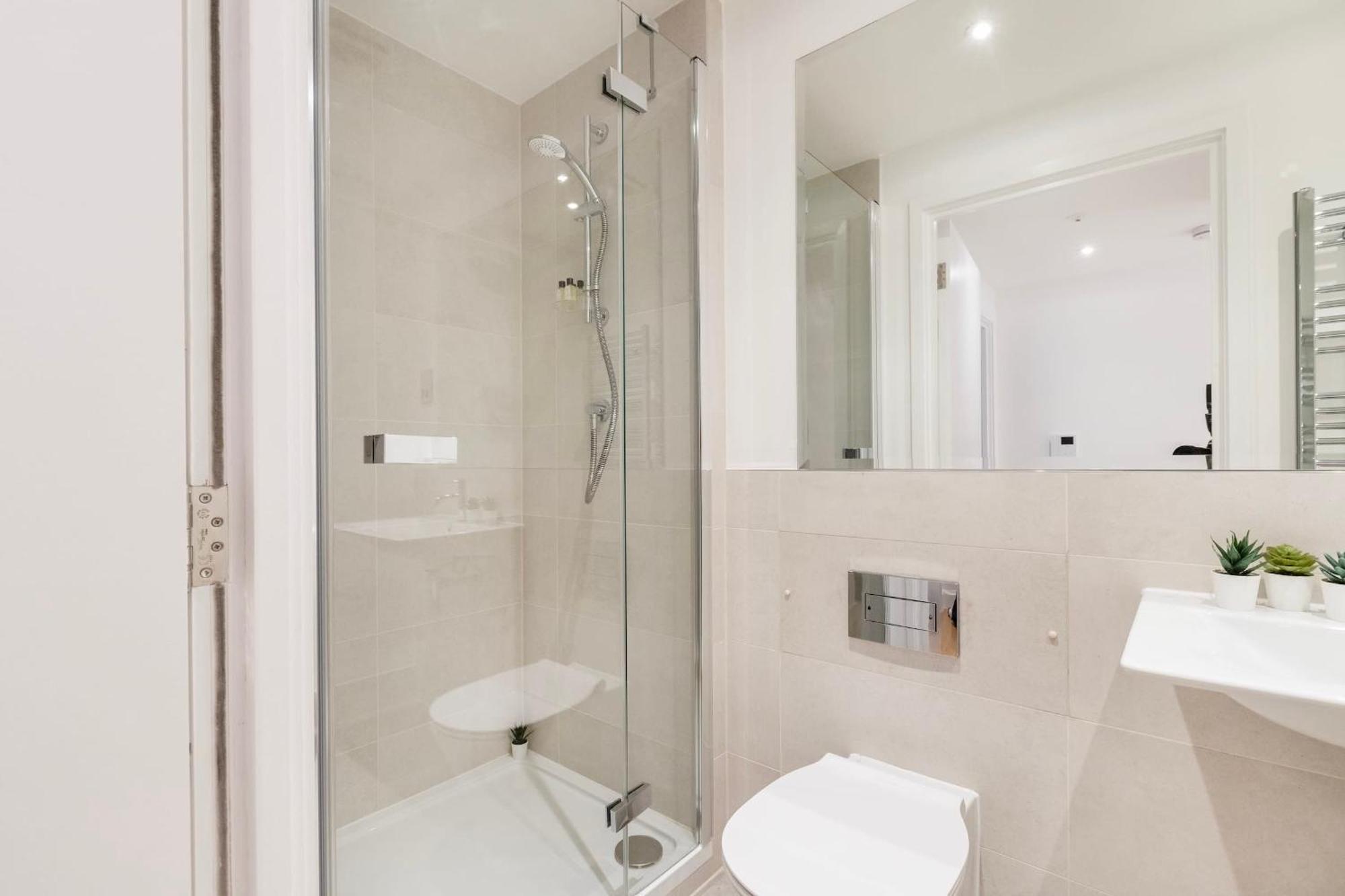 Fitzrovia & Soho - 2Br With Balcony - Cityapartmentstay Londra Esterno foto