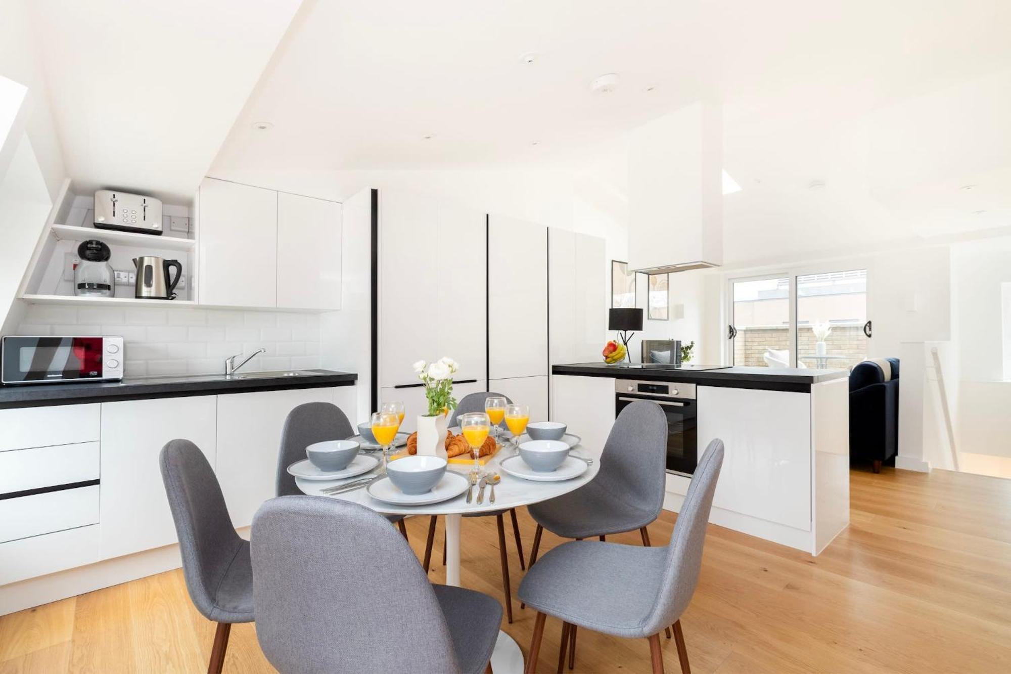 Fitzrovia & Soho - 2Br With Balcony - Cityapartmentstay Londra Esterno foto